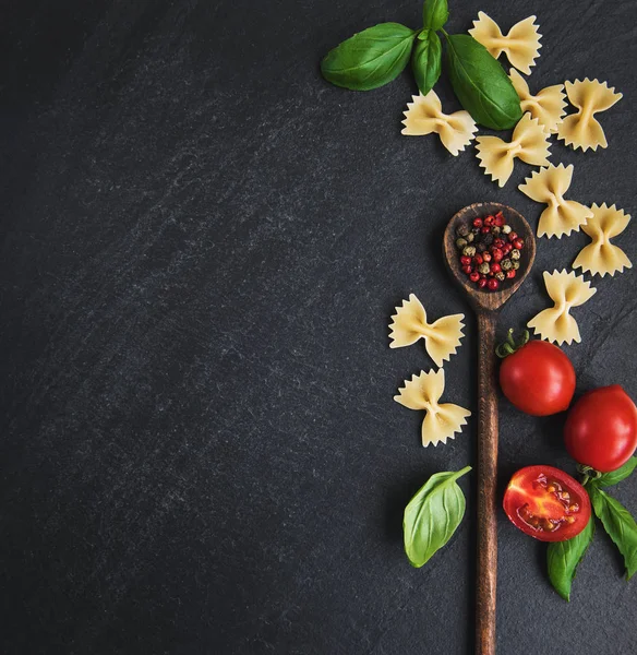 Italiensk Matingredienser Pasta Tomater Basilika Och Kryddor Svart Bakgrund — Stockfoto