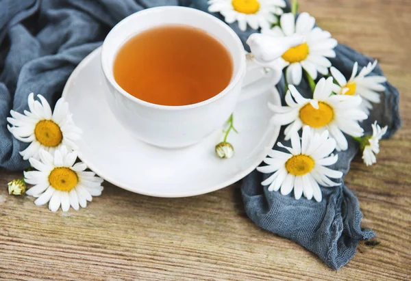 Kopje Kruidenthee Met Kamille Bloemen Een Oud Houten Tafel — Stockfoto