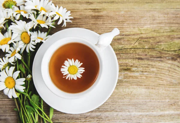 Kopje Kruidenthee Met Kamille Bloemen Een Oud Houten Tafel — Stockfoto