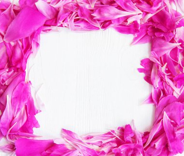 pembe peony çiçek yaprakları bir beyaz ahşap tablo 