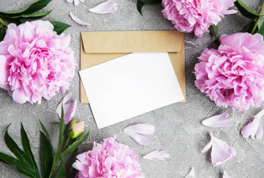 davetiye, zanaat zarf ve taş zemin üzerine pembe şakayık çiçekleri