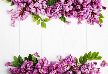 akasya çiçekleri Beyaz ahşap zemin üzerinde