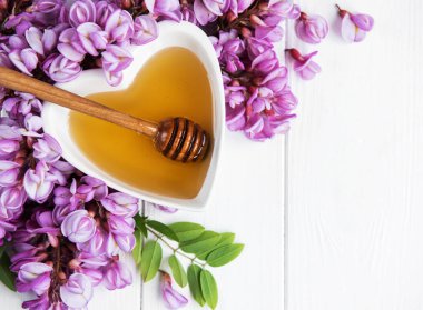 ile akasya çiçekleri ahşap arka plan üzerinde tatlım