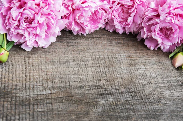 Roze Pioen Bloemen Een Oud Houten Tafel — Stockfoto