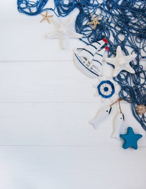 Balık ağı ile deniz yıldızı ve deniz süslemeleri Beyaz ahşap zemin üzerinde