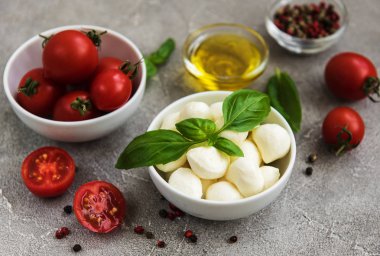 İtalyan gıda maddeleri - mozzarella, fesleğen, domates ve baharatlar