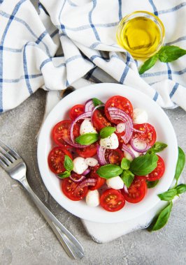 Kiraz domates ve mozzarella ile İtalyan caprese salatası