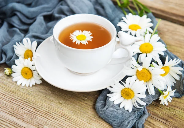 Kopje Kruidenthee Met Kamille Bloemen Een Oud Houten Tafel — Stockfoto