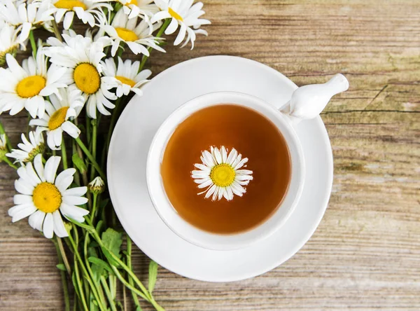 Tazza Tisana Con Fiori Camomilla Vecchio Tavolo Legno — Foto Stock