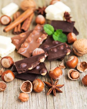 Çikolata ve fındık eski bir ahşap tablo