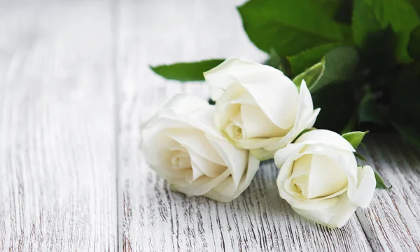 Белые Розы Старом Белом Деревянном Столе — стоковое фото
