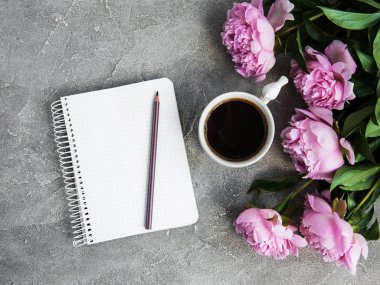 Not defteri peonies ve kahve ile taş zemin üzerine
