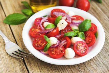 Kiraz domates ve mozzarella ile İtalyan caprese salatası