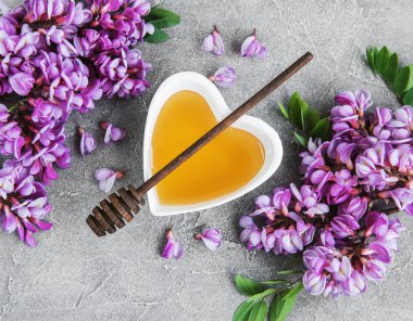 İle akasya çiçekleri taş zemin üzerine tatlım