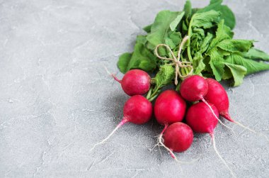 Eski bir taş tablo taze mor turp