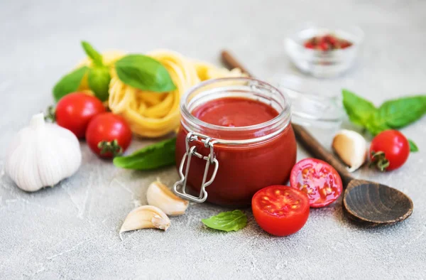 Tarro Con Salsa Tomate Ingredientes Sobre Fondo Piedra —  Fotos de Stock