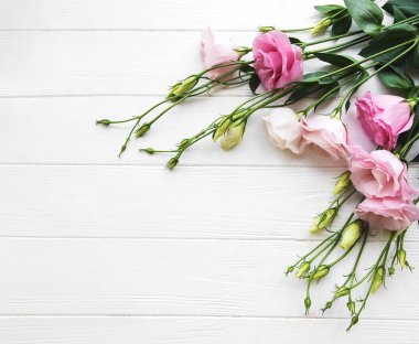 Taze pembe eustoma çiçekli çerçeve ahşap arka plan üzerinde