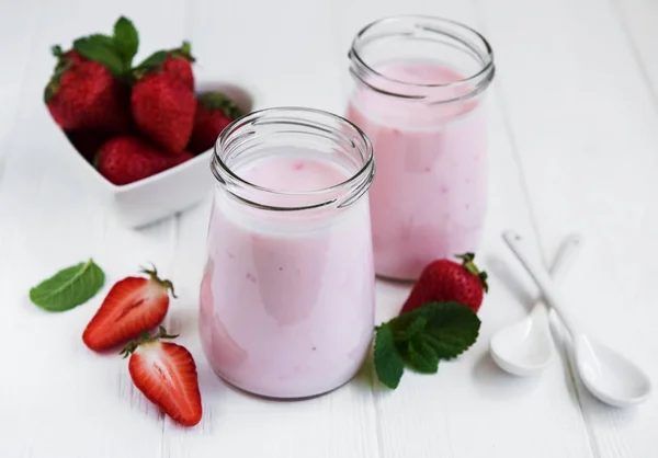 Potten Met Aardbei Yoghurt Een Witte Houten Tafel — Stockfoto