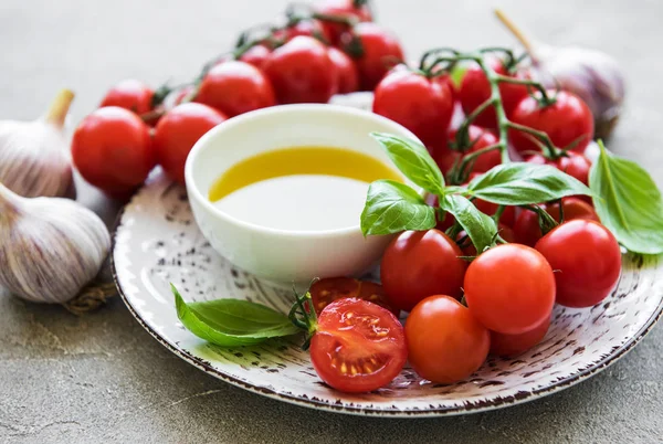Plaat Met Cherry Tomaten Olijfolie Basilicum Een Stenen Achtergrond — Stockfoto