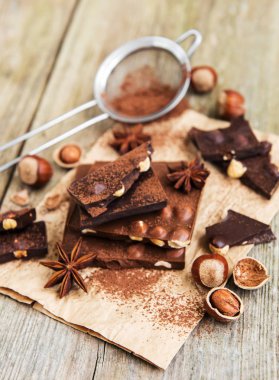 Çikolata ve fındık eski bir ahşap tablo