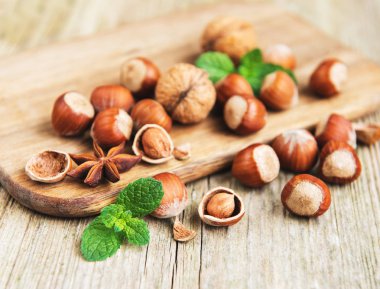 eski ahşap bir masa üzerine fındık