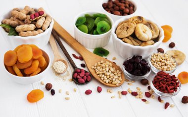 Karışık Kuruyemiş eski bir beyaz ahşap tablo