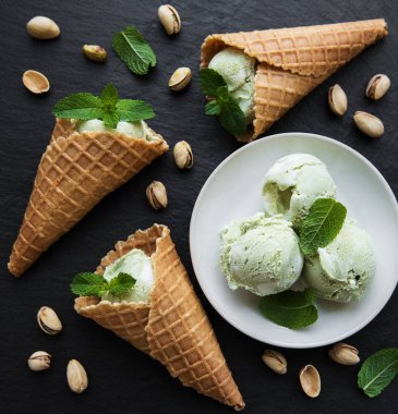 Fıstıklı dondurma ve nane ile siyah bir taş zemin üzerine Antep fıstığı