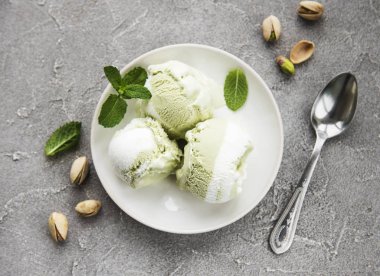 Fıstıklı dondurma ve nane ile taş zemin üzerine Antep fıstığı