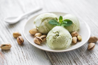 Fıstıklı dondurma ve nane ile eski bir ahşap zemin üzerine Antep fıstığı