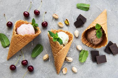 farklı renk ve lezzetleri kiraz, çikolata ve fıstık ile dondurma kepçe kümesi