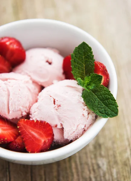 Strawberry Ice Cream Old Wooden Background — Stock Photo, Image