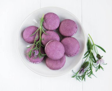 Lavanta macarons Beyaz ahşap bir masa üzerinde plaka