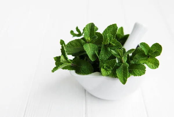 Mortero Con Menta Fresca Sobre Una Mesa Madera Blanca — Foto de Stock