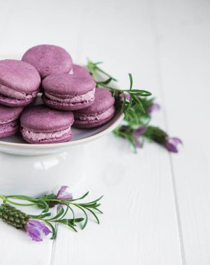 Lavanta macarons Beyaz ahşap bir masa üzerinde plaka