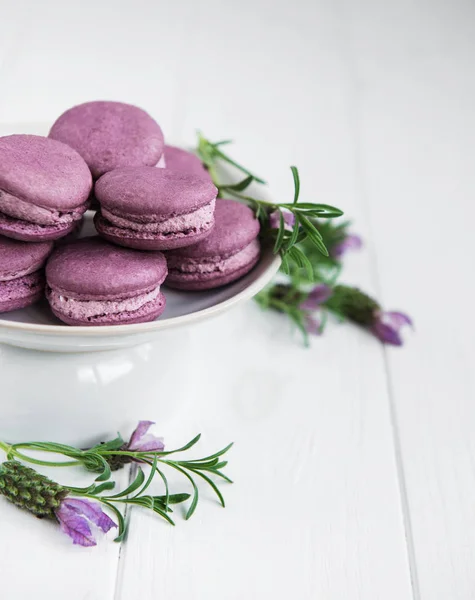 Plate Lavender Macarons White Wooden Table — Stock Photo, Image