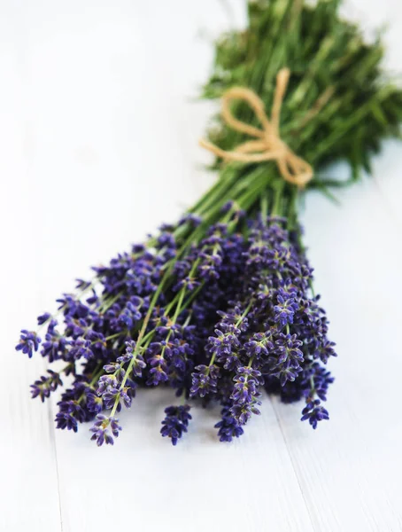 Flores Frescas Lavanda Sobre Una Mesa Madera Blanca — Foto de Stock