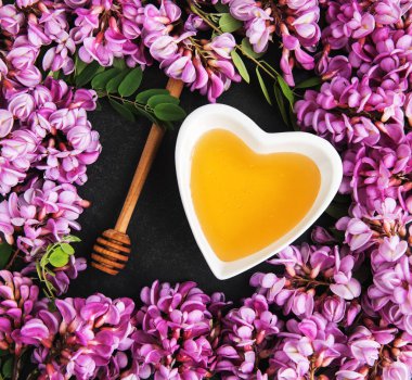 İle akasya çiçekleri siyah bir taş zemin üzerine tatlım