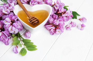 ile akasya çiçekleri ahşap arka plan üzerinde tatlım