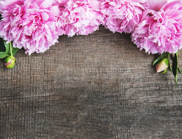 Roze Pioen Bloemen Een Oud Houten Tafel — Stockfoto