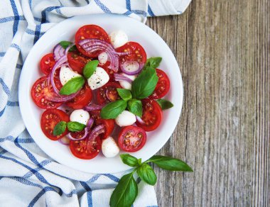 Kiraz domates ve mozzarella ile İtalyan caprese salatası