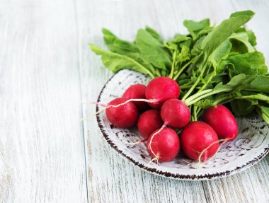 turp ahşap masanın üzerine bir sürü