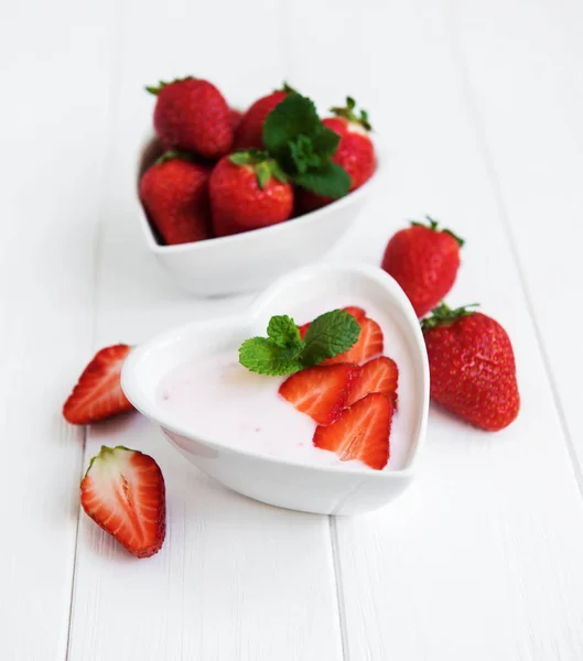 Ciotola Con Yogurt Alla Fragola Tavolo Legno Bianco — Foto Stock