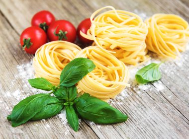 İtalyan makarna eski ahşap bir masa üzerinde yeşil Fesleğenli Tagliatelle