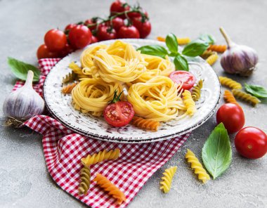 İtalyan gıda katkı maddeleri, Yeşil fesleğen, baharatlar, makarna ve domates taş zemin üzerine