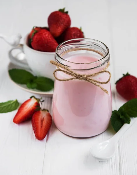 Vaso Con Yogurt Alla Fragola Tavolo Legno Bianco — Foto Stock