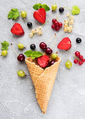 dondurma külahı taş zemin üzerine çilek ile