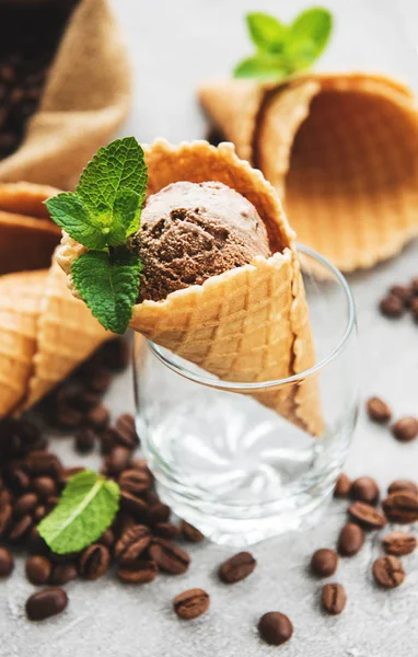 Gelato Caffè Chicchi Caffè Vecchio Tavolo Legno — Foto Stock