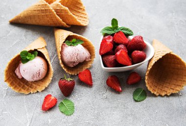 Çilekli dondurma ve waffle koni taş zemin üzerine