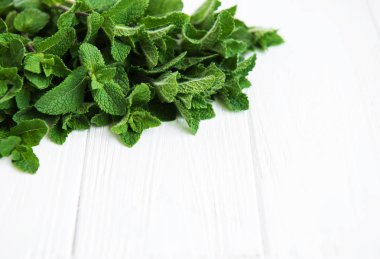 Eski ahşap arka plan olarak bir sınır taze yeşil nane