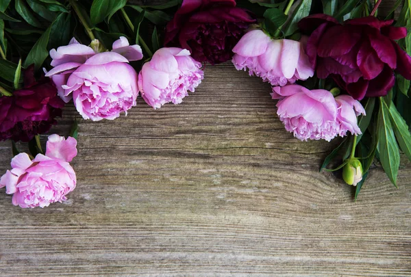 Kwiaty Piękne Różowe Piwonie Stare Podłoże Drewniane — Zdjęcie stockowe